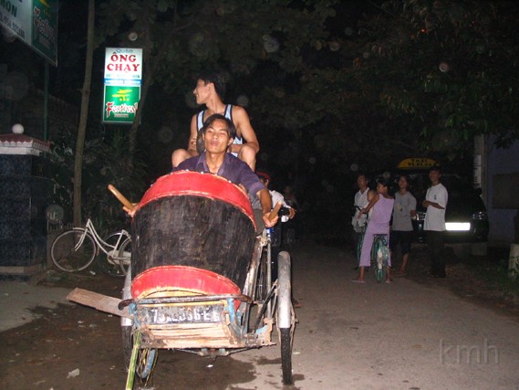 IMG_1699[2].jpg - Trung Thu tai Huế 2005